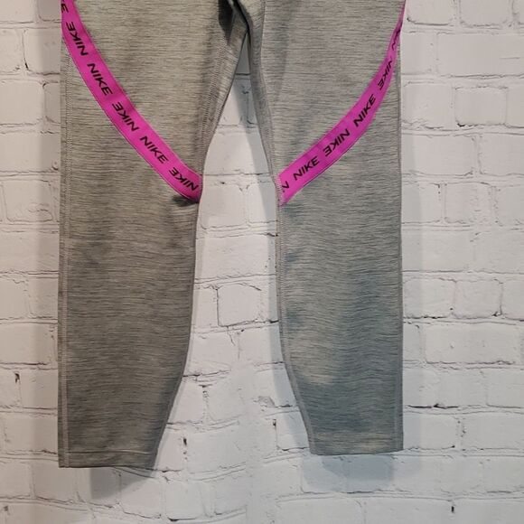 Women's Nike gray with pink tight fit 7/8 leggings NWT - Picture 3 of 10